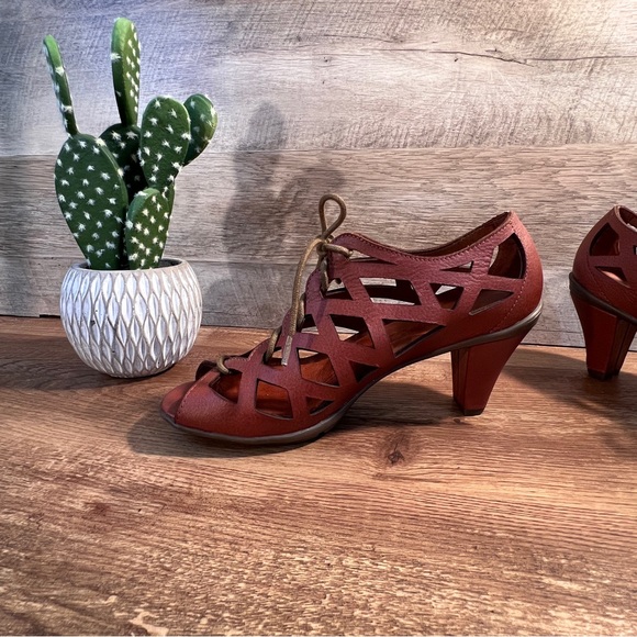 Gentle Souls by Kenneth Cole Cutout Lace-Up Heels Size 6 - Picture 8 of 11